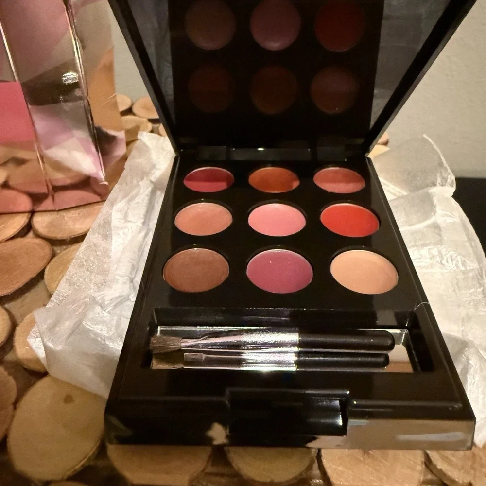 MARK ON THE DOT LIP COLOR COMPACT CONTENTS MULTIPLE KISSES 9 LIP COLORS